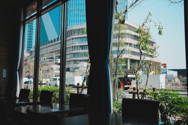 Well-balanced interior shot showing detail in windows and interior